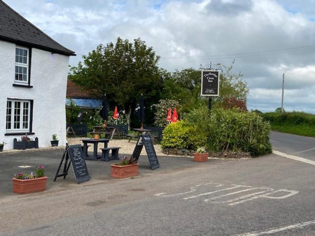 The Thelbridge Cross Inn Crediton Exteriör bild